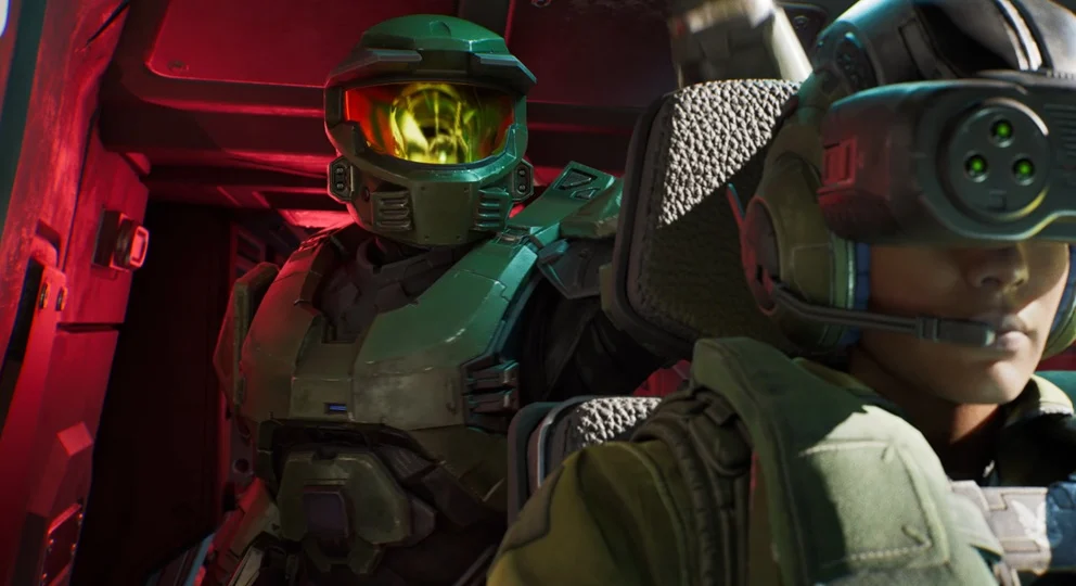 Master Chief se tient dans une navette.