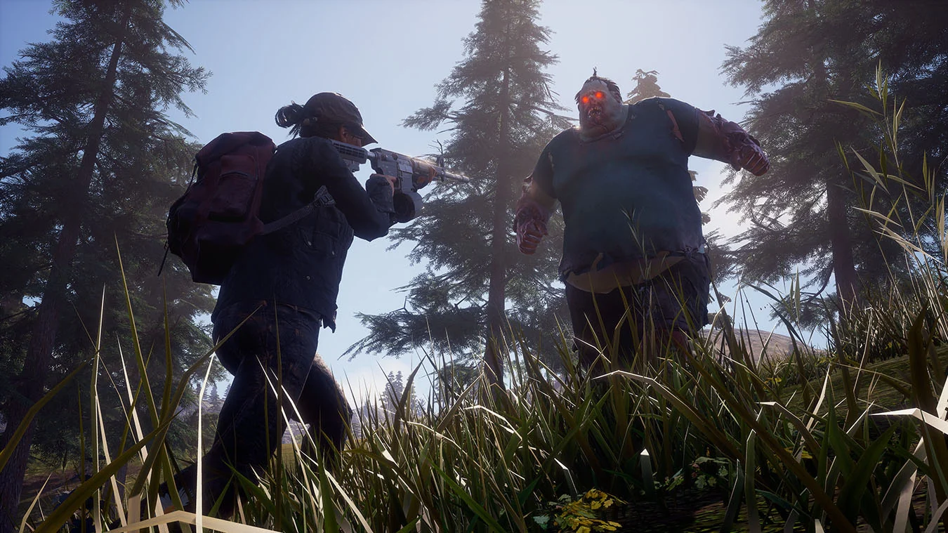 Une femme combat un gros zombie dans les bois.